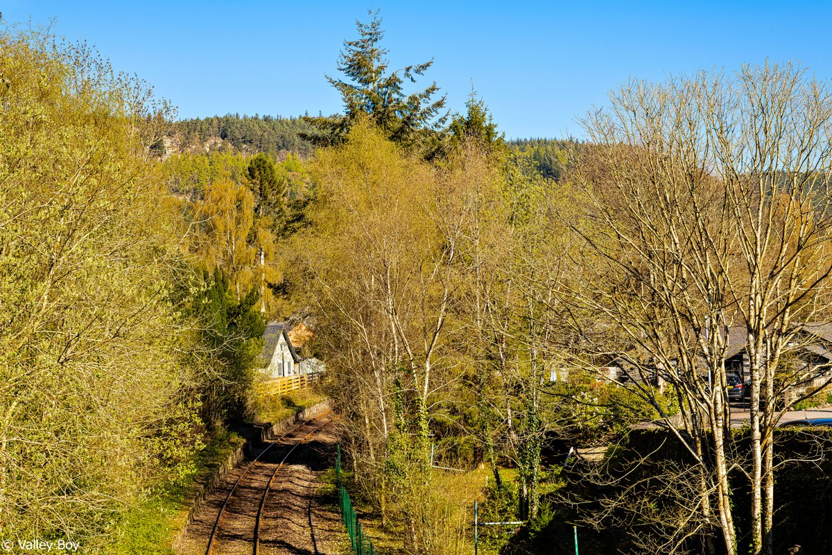 BJRoberts's tweet photo. Eryri's Betws-y-Coed station footbridge, and the Conwy Valley Line going on to Blaenau Ffestiniog. @Ruth_ITV @ItsYourWales @northwaleslive @northwalescom @AllThingsCymru @OurWelshLife @NWalesSocial #Eryri #BetwsyCoed #StationFootbridge #BlaenauFfestiniog #ConwyValleyLine #Wales https://t.co/attzOg1Hh5