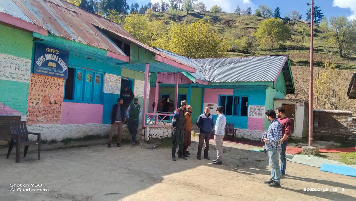 revenuejnk's tweet photo. Tehsildar Ramhall, Kupwara visited BMS Sochalyari Villigam where he interacted with the staff and emphasized on joint efforts for imparting quality education among students
@dr_piyushsingla @diprjk @dckupwara @infokupwara https://t.co/GZDeLb0CW2