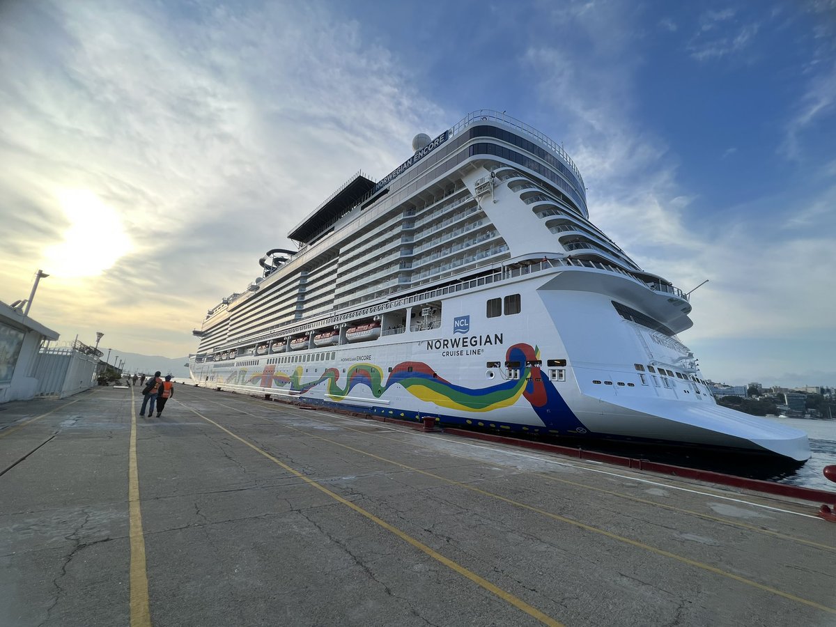La #ASIPONAAcapulco ☀️🛳️ inicia sus actividades con la llegada del crucero #NorwegianEncore con 3,844 pasajeros y 1,630 tripulantes a bordo, dando la bienvenida a un total de 5,474 visitantes al maravilloso #PuertodeAcapulco, deseando su estancia se maravillosa.