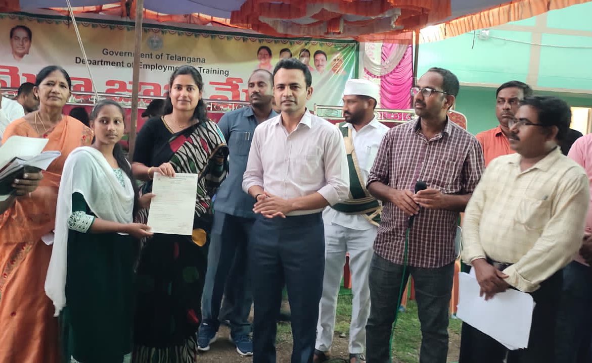 aclb_kb's tweet photo. More than 1500 youths turned out in #MegaJob mela! Over 42+ employers came over. Almost 510 #youths got selected for one or more job positions. Happy to hand over #job offer letters to our district youths!!! Congratulations and best wishes for their future 💐 https://t.co/lB40VKjL49