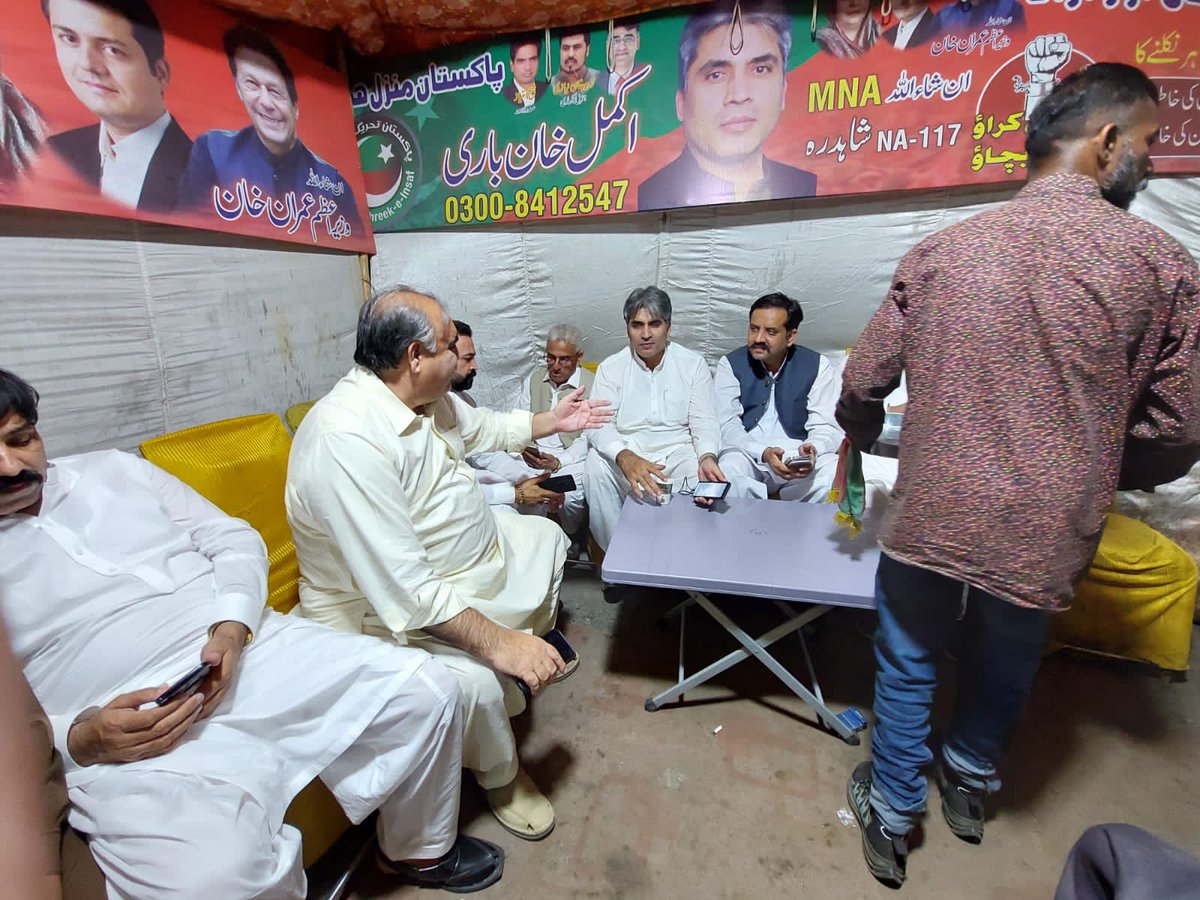 ZiaAlumdar's tweet photo. انشاءاللہ (MNA (NA-104 سید ضیاء علمدار حسین عید کے تیسرے روز بھی اپنے لیڈر مرشد عمران خان کی رہائشگاہ زمان پارک ویسٹ ریجن پنجاب کے کیمپ میں موجود

#الیکشن_کراو_ملک_بچاو #زمان_پارک https://t.co/gPhONB2LR5