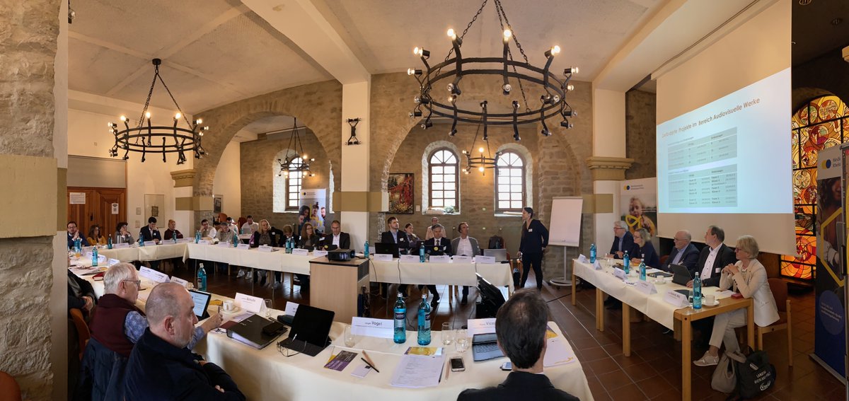 Vorstellung der #MedienförderungRLP auf der Versammlungsklausur🤩Nadine Gehm, @Ben_Palfner
&amp; Stipendiatin Muriel Spiegel gaben praxisnahe Einblicke in Fördermöglichkeiten und -runden. Dr. Eva Oster (<a href="/rlpNews/">Landesregierung Rheinland-Pfalz</a>) hob die Relevanz der Medienförderung für das Medienland #RLP hervor 💪