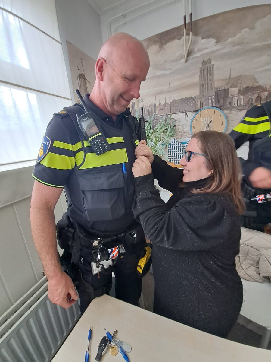 Vandaag werden wij verrast door <a href="/WEPolitie/">WEPolitie</a> , buurtbewoonster Emma had ons voorgedragen voor het #blauwehart . Verrast waren we zeker. #politie #dordrecht #erkenning <a href="/POL_Rotterdam/">Politie Eenheid Rotterdam eo</a> <a href="/GemDordrecht/">Gemeente Dordrecht</a> <a href="/POL_Dordrecht/">Politie Basisteam Drechtsteden Binnen</a>