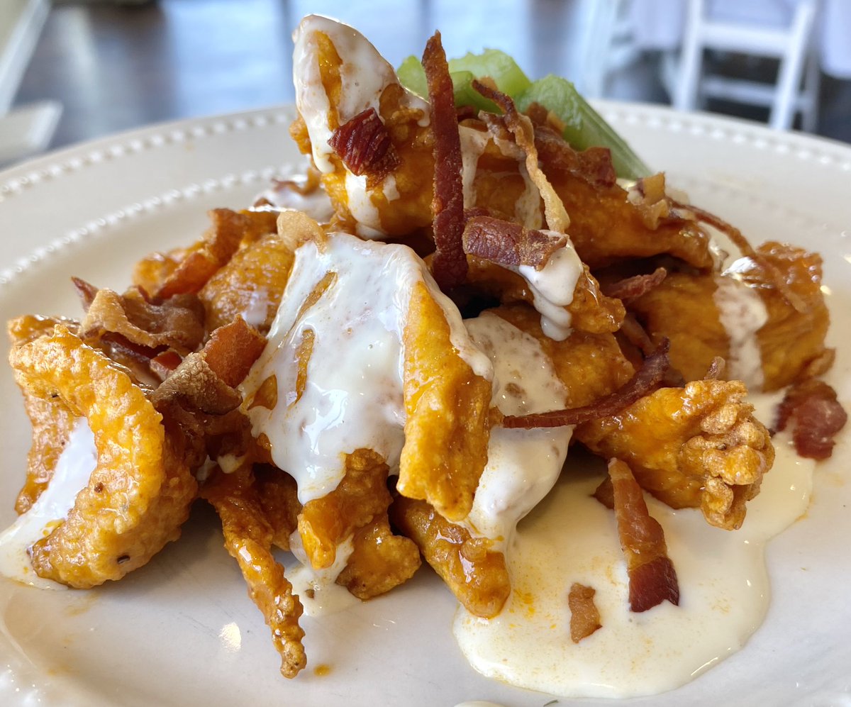 ElementsCooking's tweet photo. #tuesdayvibe Loaded Buffalo Tenders!
Sliced fried Chicken Breast, tossed in @FranksRedHot , topped with Queso Fresco &amp; crispy Bacon. https://t.co/LHkTjW2T2L