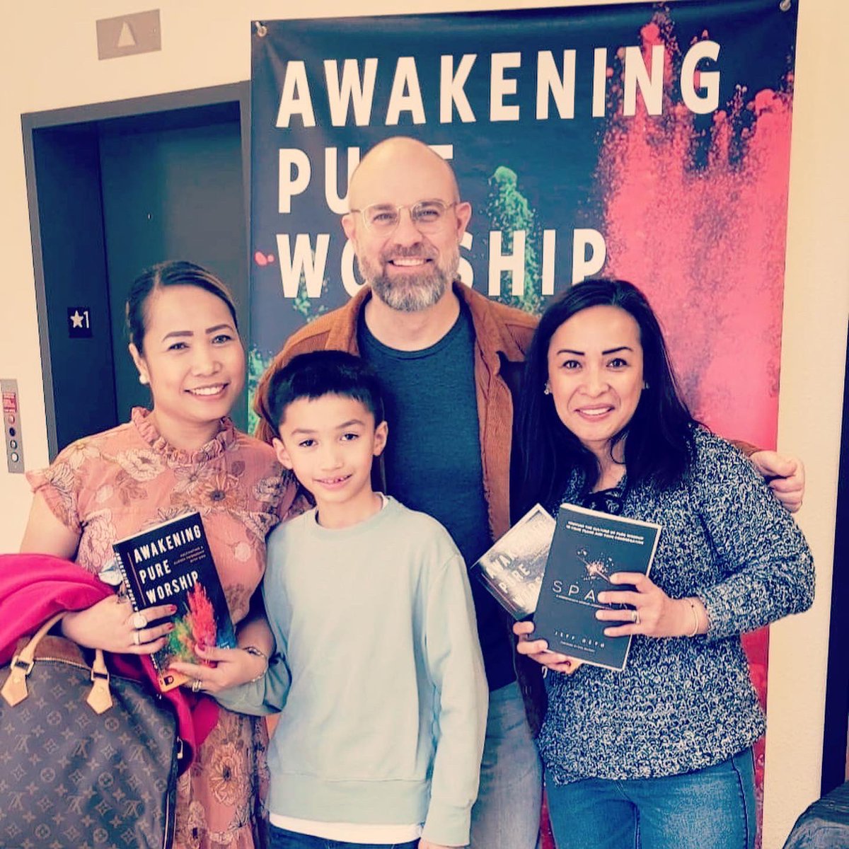 jeffdeyo's tweet photo. Incredible weekend at Sidney AG with Dustin & Aleena Morgan and their amazing team!
We spent Saturday growing as a team, both spiritually and musically, and then we led together and I preached the service on Sunday.๐ฅ๐
#cometothefather #growtogether #worshiptogether l https://t.co/3lGkHgngE9