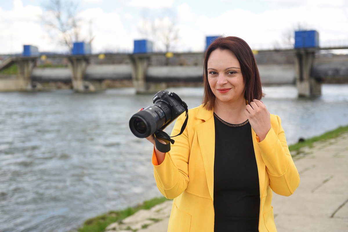 Beograd202's tweet photo. Koncertna fotografkinja Marina Pešić (#MoćMuzike) večeras otvara prvu izložbu svojih fotografija u #Zagreb, #MuzejNovogVala, pod nazivom #SveNasNosiIstiVal.
Među onima koji su recenzirali Marinin dosadašnji rad, bila je i naša voditeljka @RuzicaVrhovac 🙂
#NoviVal #NoviTalas https://t.co/et12XLpH7q