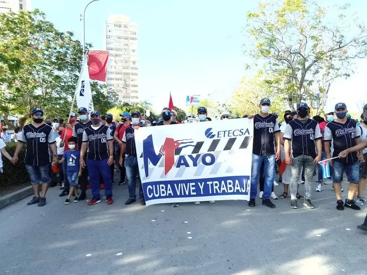 Los comunicadores holguineros, presente en la plaza , este #1eroDeMayo.#ALaPatriaManosYCorazón.#Holguín.🇨🇺🇨🇺❤️🤲