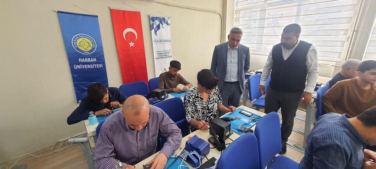 Yeni Müdürümüz Doç. Dr. Ahmet İlyas Cep Telefon Tamirciliği kursumuzu ziyaret ederek katılımcıların fikirlerini aldı.