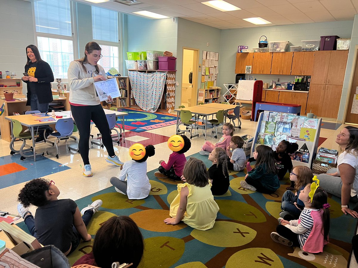 mrsrinehart1's tweet photo. Miss Carolyn from @CincyBallet visited our preschool @saylerparkjags this morning and these Ss had so much fun🩰They learned about different ballet positions and danced to all kinds of songs! @IamCPS 

#BeBetterJags #CPSandMe https://t.co/Jd2mez7zPI