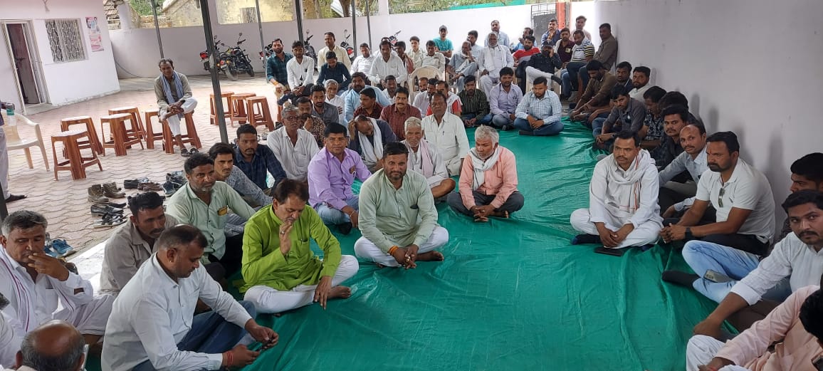 आज विधानसभा के #तराना स्थित #विधायक_कार्यालय पर मंडल एवं सेक्टर अध्यक्षों की महत्वपूर्ण बैठक का आयोजन रखा गया।

बैठक में सेक्टर और मंडल प्रभारियों से फीडबैक लेकर संगठन की आगामी कार्ययोजनाओं पर विस्तृत चर्चा हुई।

<a href="/OfficeOfKNath/">Kamal Nath</a> <a href="/INCMP/">MP Congress</a> <a href="/inc_jpagarwal/">Jai Prakash Agarwal</a>