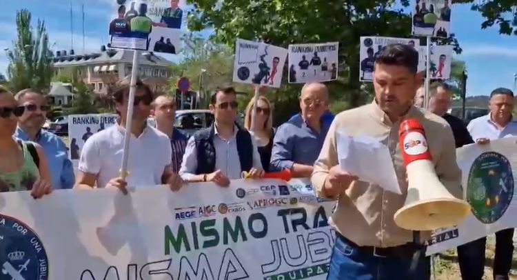 _IGC_'s tweet photo. ➡️📄 Este martes, 25 de Abril CONCENTRACIÓN de la plataforma Mismo Trabajo Misma Jubilacion, a las 12:00h en las puertas de la #Moncloa para  trasladar al propio las demandas de l@s #Policia y #GuardiaCivil #MTMJ #IGC.
Más info en nuestra web

https://t.co/HNZjbHSre0 https://t.co/UNxTqexYCE