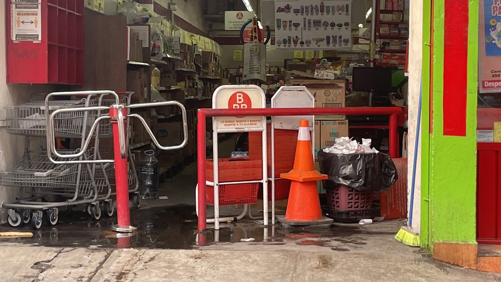 Iam_Grish's tweet photo. @Tiendas3B Resulta imperante que EVITEN EL DESPERDICIO DE AGUA POTABLE, está situación es reiterada por "olvido" del personal. Dejan la llave abierta, cierran y se van. Toda la noche se derramó el líquido vital https://t.co/03q4QfDdgr