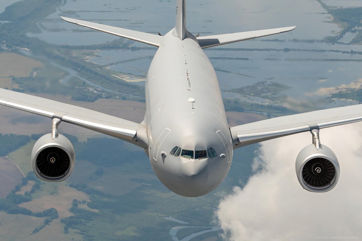 Defensie's tweet photo. Vanuit Jordanië is een @A330_MMU MRTT onderweg naar @vlbeindhoven met evacués uit Soedan. In Jordanië zijn zij eerst opgevangen door medisch personeel van @defensie en een team van @minbz.
#Sudan https://t.co/V7la05L6yR