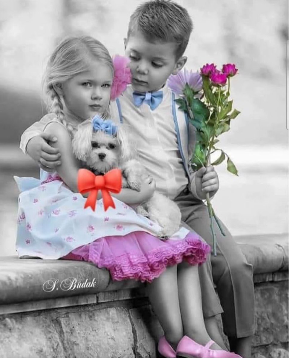 Ulaşınca herkes sever seni
Ben ulaşamayınca da sevdim
Yıldız tozu gibiyken sen
Ya da Kaf Dağı çiçeği
Olsun dedim ne yapayım
Yatıp en erken uykulara
Rüyalarımda göreyim diye
Karıştırıp varlığını yokluğuna
Yokken de varmışsın gibi sevdim...

Ali LİDAR