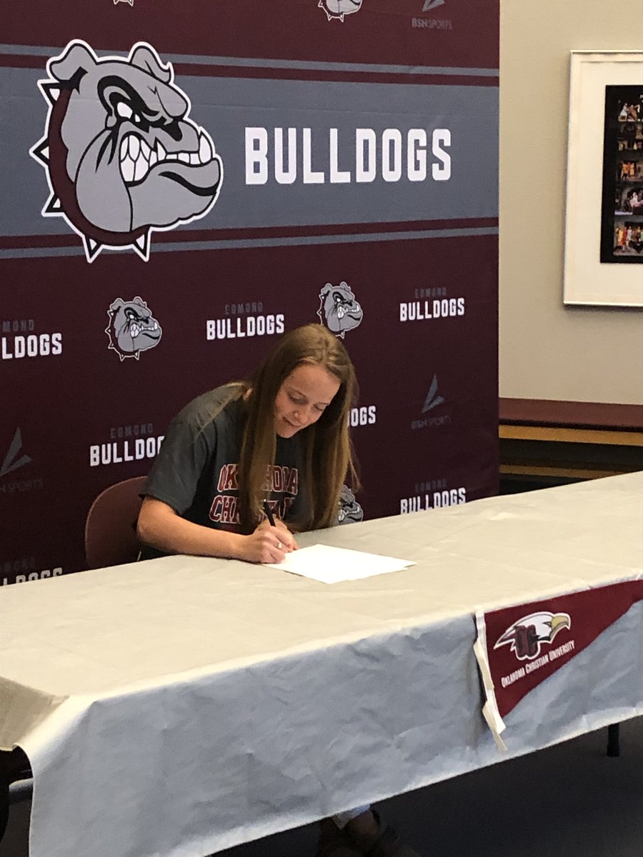 Edmond Bulldog Girls Throws tweet media