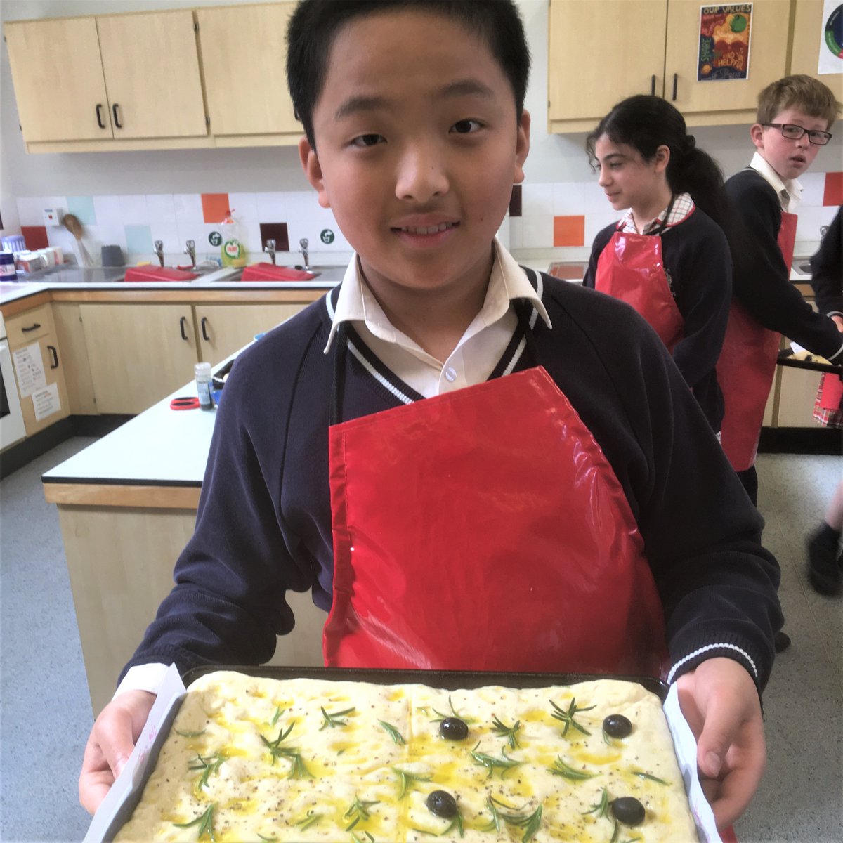 chandlings_sch's tweet photo. There were some delicious smells coming from the Food Tech room while the Year 6 children were baking focaccia. #foodtech #chandlingsprep #prepschool #focaccia https://t.co/Pi7vnKK0Zv