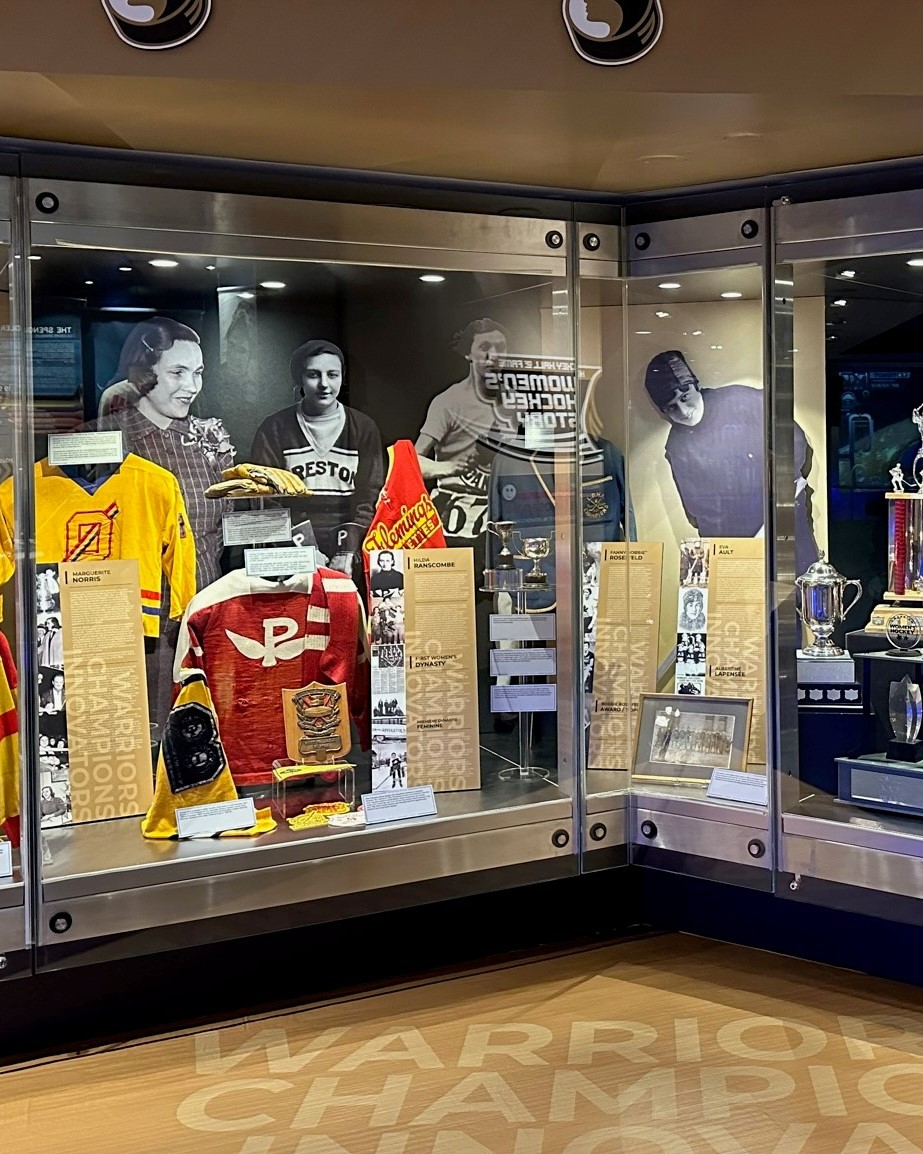 queensgaels's tweet photo. If you're at the @HockeyHallFame, look out for tricolour! Janean Sergeant's (née Gerow) @GaelsWHockey jersey is displayed as part of the new exhibit, Women's Hockey - Celebrating Excellence.

🗞️: https://t.co/R7SjlN99TO

📸: HHOF/@KellyHockeyHall 

#ChaGheill | #GoGaelsGo https://t.co/0rFM5T2NdU