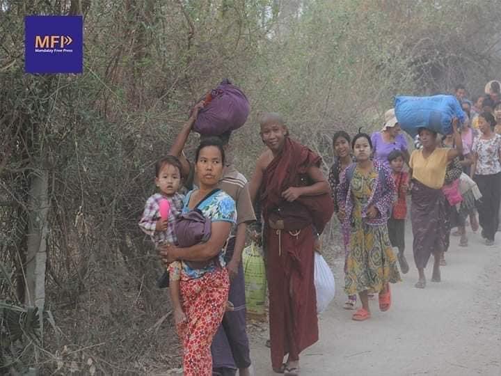 DawChoChoMP1's tweet photo. Thousands displaced in Sagaing Region by junta arson raids 

Junta troops burned down most of Inn Sa village’s 700 homes in Sagaing Township on Friday, according to residents. https://t.co/6hy8my41A0