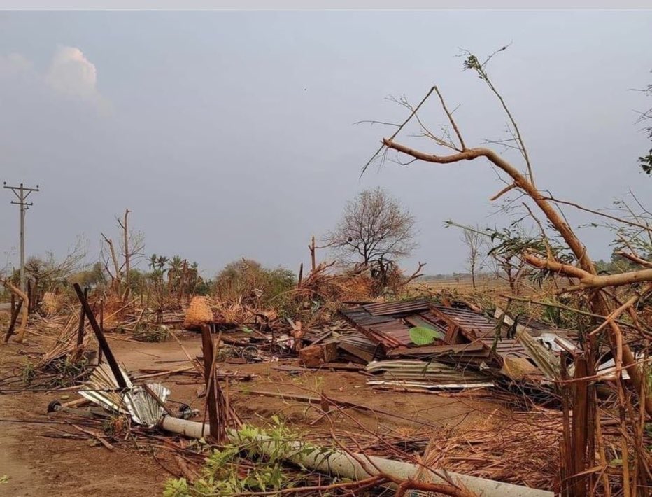 DawChoChoMP1's tweet photo. Thousands displaced in Sagaing Region by junta arson raids 

Junta troops burned down most of Inn Sa village’s 700 homes in Sagaing Township on Friday, according to residents. https://t.co/6hy8my41A0