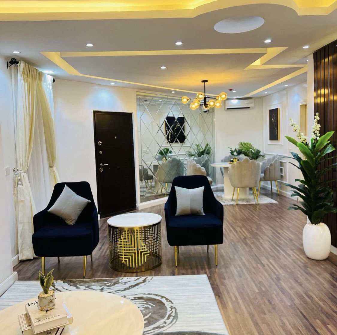 CasaFloHomes's tweet photo. Introducing Casa Nicole a newly furnished and luxurious 2 bedroom apartment situated within a gated estate at Oniru, Victoria Island.

Features:
- PS5
- Gym
- Gated and secured estate 
- 24/7 Power Supply
- Serene Environment
-WiFi
-En-suite rooms

For Reservations: ☎️08141493662 https://t.co/FyICyWl9eC