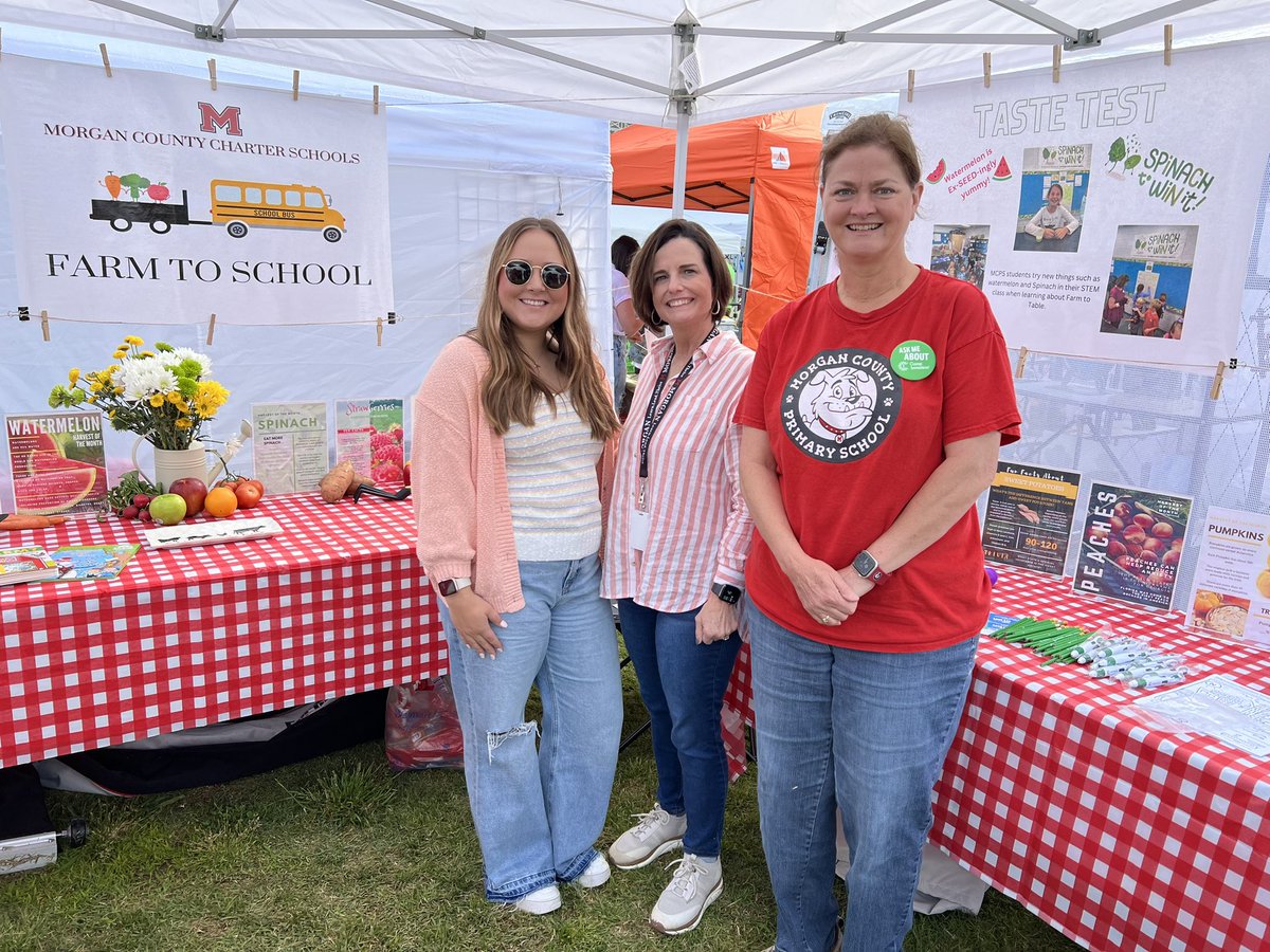 LovePrimarySTEM's tweet photo. Showing off some of our farm to school work to our community at Madison Fest! Gave away seedlings.Made connections with local farmers,community garden folks,&amp;parents/students! #GAf2sinnovation #GeorgiaShape #FuelingGA @FarmtoSchool @GaDOEScience @GeorgiaGrown @GeorgiaOrganics https://t.co/cEnMB1YKft