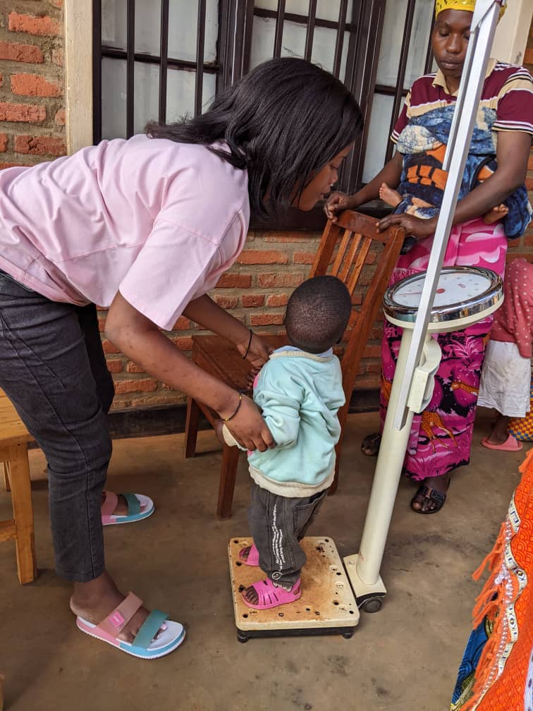 After a whole month of feeding on fortified porridge, 9 children are impacted among 16 according to our anthropometric measures recorded on April 25 at Gihundwe Health Center. All in partnership with #SegalFamilyFoundation #TipGlobalHealth reach out at spsolidarity.org