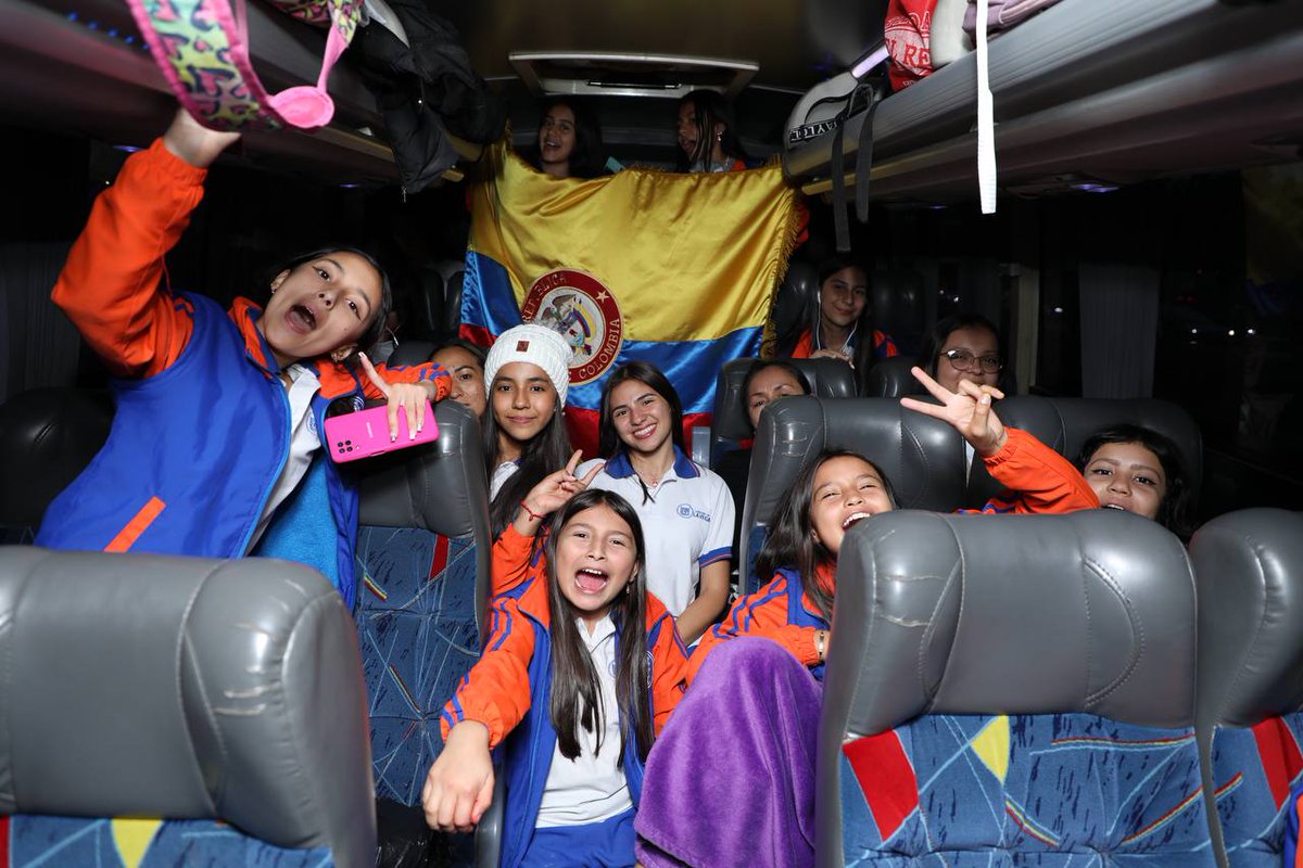 luisafaguirreh's tweet photo. 43 niños colombianos 🇨🇴, cundinamarqueses 🏞️, vegunos 🏘️, emprendieron ayer el que posiblemente sea el viaje de sus vidas ✈️. Van camino a Europees Muziekfestival voor de Jeugd @emjfestival 🌍. ¿Cuántos de ustedes los quieren felicitar y enviar buena energía 👏🏻🤗? https://t.co/ngFHNjhv0r