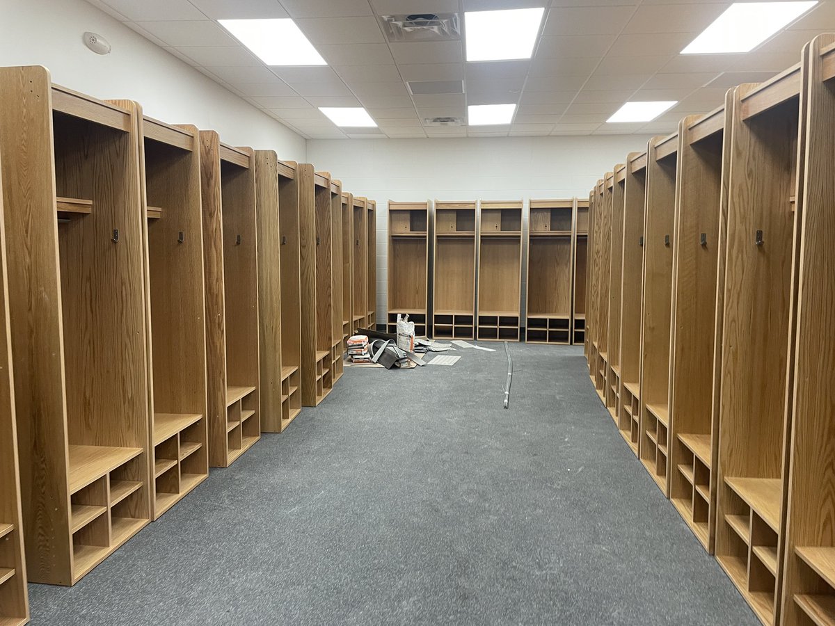 nighthawksftbl's tweet photo. Lockers have arrived 👀.

#SOOOAAR // #NightHawksFootball https://t.co/N3FdJlN1z2