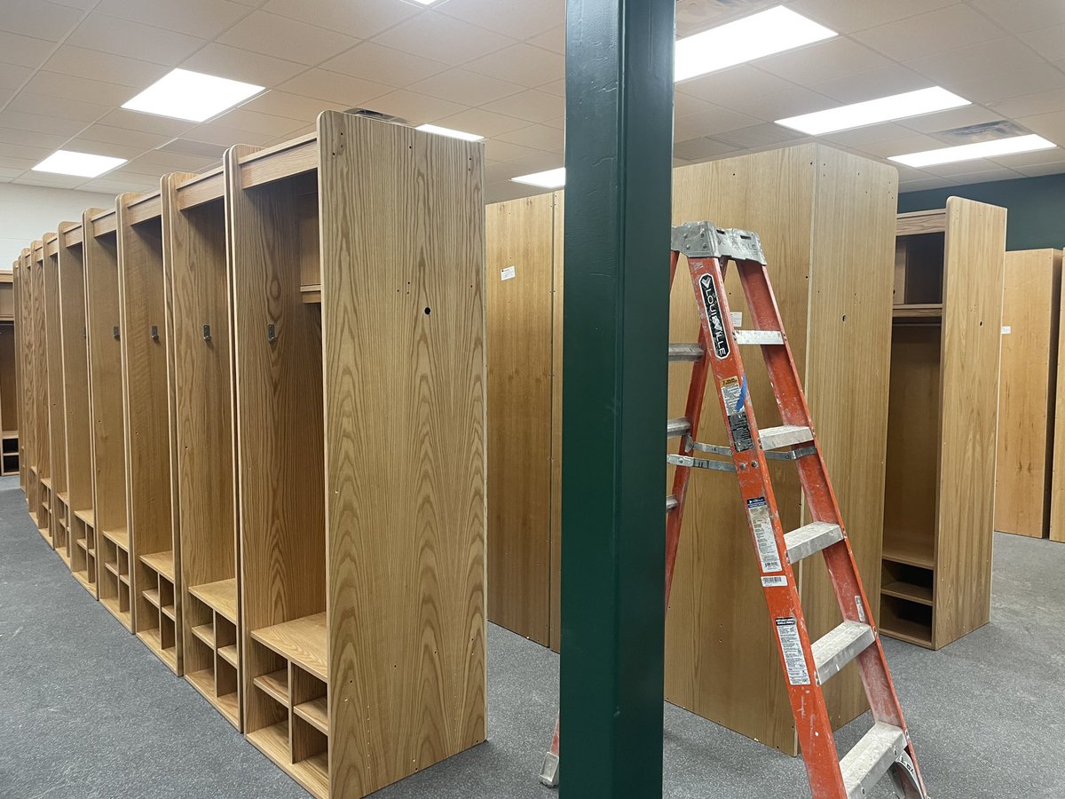 nighthawksftbl's tweet photo. Lockers have arrived 👀.

#SOOOAAR // #NightHawksFootball https://t.co/N3FdJlN1z2