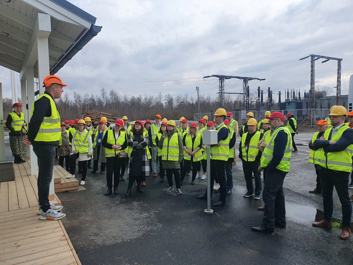 LuomaHanna's tweet photo. Puumiesten Vientikuljetus- ja laivauspäivät käynnistyivät tutustumalla Mäntyluodon satamaan ja Westaksen Pihlavan sahaan, jossa tj Pekka Kopra toivotti vierailijat tervetulleeksi. #Puumies #Westas #sahateollisuus https://t.co/4rhT5YCO5j