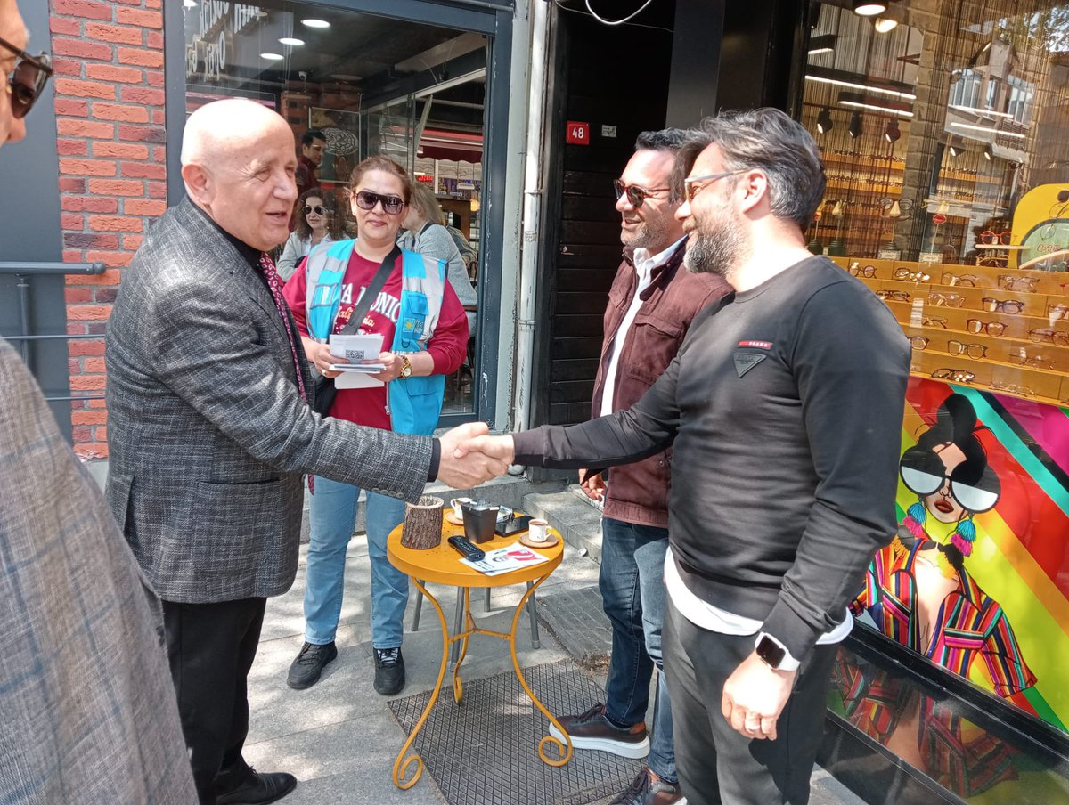 RaifGuler34's tweet photo. Saygıdeğer milletvekili adayı dostlarım Sayın Abdullah Şalcı, Sayın Ali Çelik ve Beşiktaş İYİ Parti ilçe yönetimimizle birlikte Beşiktaş’ta esnaflarımızı ve vatandaşlarımızı ziyarette bulunduk. https://t.co/5EgYmswxvo