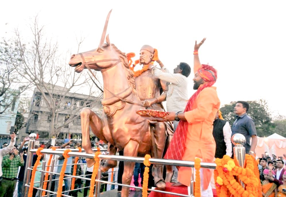 मुख्यमंत्री हेमंत सोरेन ने वीर कुंवर सिंह की प्रतिमा का अनावरण कर दी श्रद्धांजलि Chief Minister Hemant Soren unveiled the statue of Veer Kunwar Singh and paid tribute