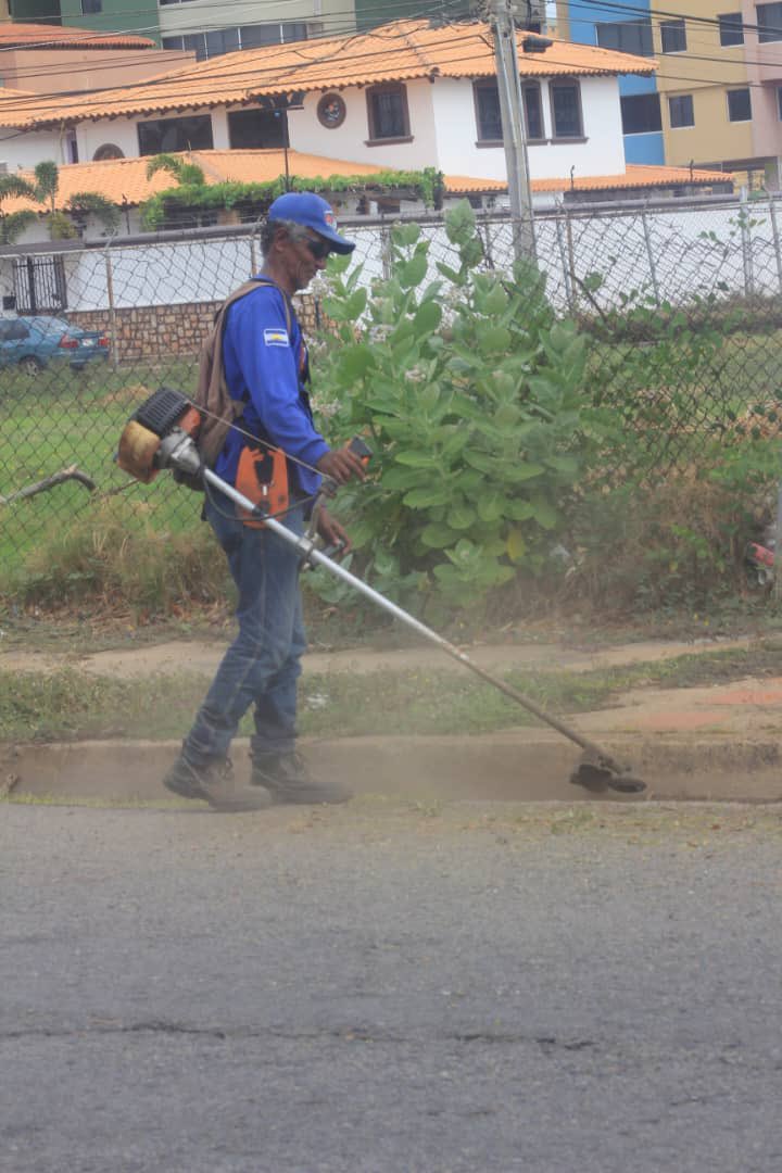 manuelferreiraG's tweet photo. ¡Como todos los días, trabajamos incansablemente en la realización del mantenimiento oportuno de los espacios públicos del municipio! https://t.co/SAWjSYI4ZX