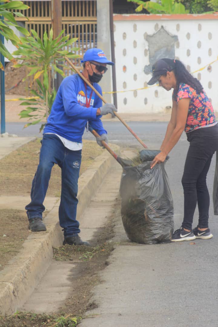 manuelferreiraG's tweet photo. ¡Como todos los días, trabajamos incansablemente en la realización del mantenimiento oportuno de los espacios públicos del municipio! https://t.co/SAWjSYI4ZX