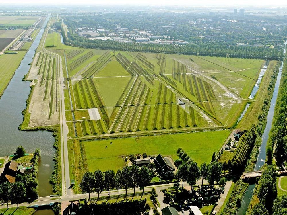 NaoCasanova's tweet photo. El aeropuerto Schiphol de Ámsterdam lucha contra la contaminación acústica con Land Art.

Habida cuenta de que los decibelios disminuyen con la distancia y las barreras, el estudio H+N+S Landscape Architects propuso varios patrones de setos y zanjas.

Los dB bajaron a la 1/2. https://t.co/CdKv5Exdou