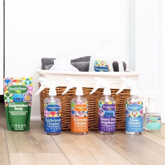 TrulyFreeHome's tweet image. Say goodbye to messy homes with these 3 cleaning hacks! 🏠 ✨ 

✨Use Truly Free’s Dishwasher Soap to clean the toilet 😯 

✨Utilize Truly Free’s Everyday Cleaner to keep shower mold at bay! 

✨Use a lemon to clean your faucet! 

#cleaninghacks #cleanhome #chemicalfreeliving