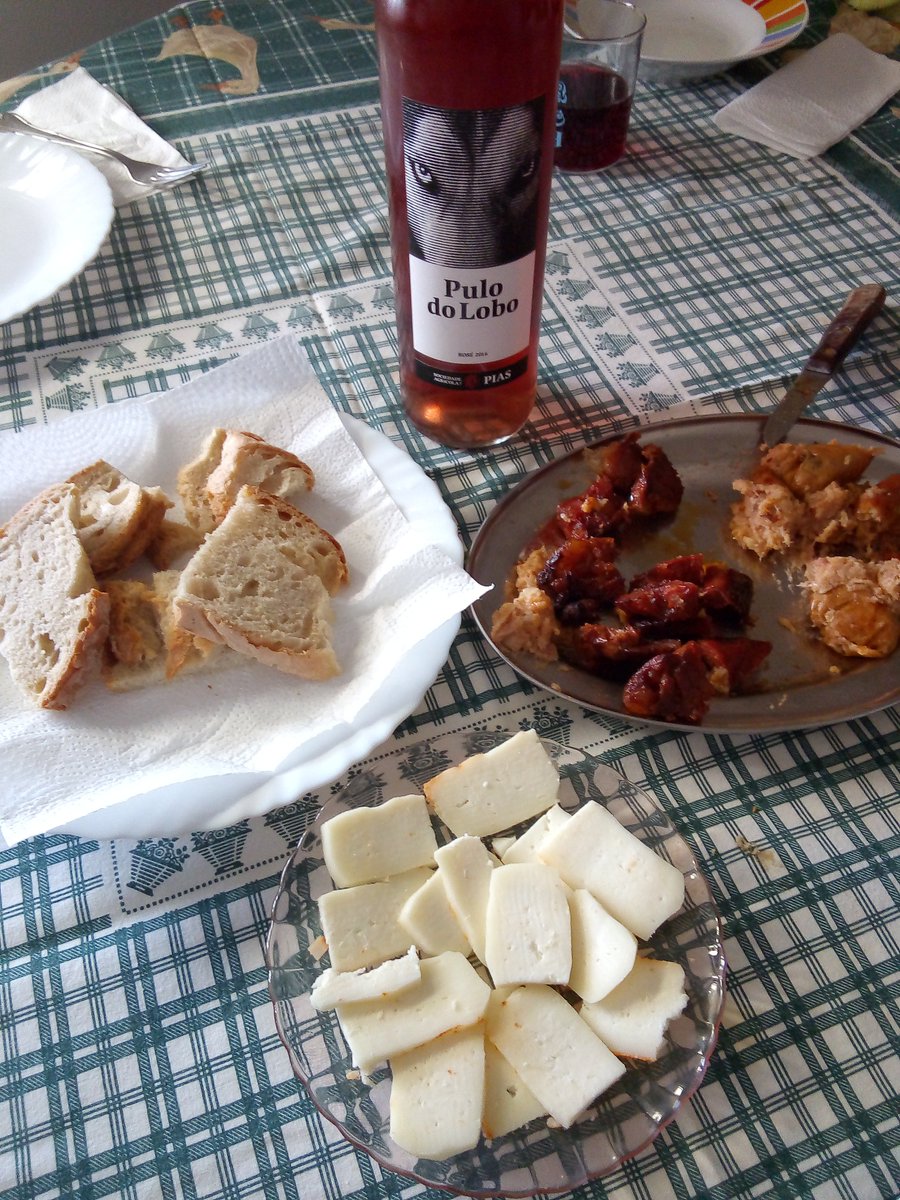 alentejo_1970's tweet photo. Hoje o almoço não podia ser mais alentejano! 😋
#Gaspacho #vinho #enchidos #queijo #Alentejo #tradição 🇵🇹 https://t.co/JrzLvuMoPA
