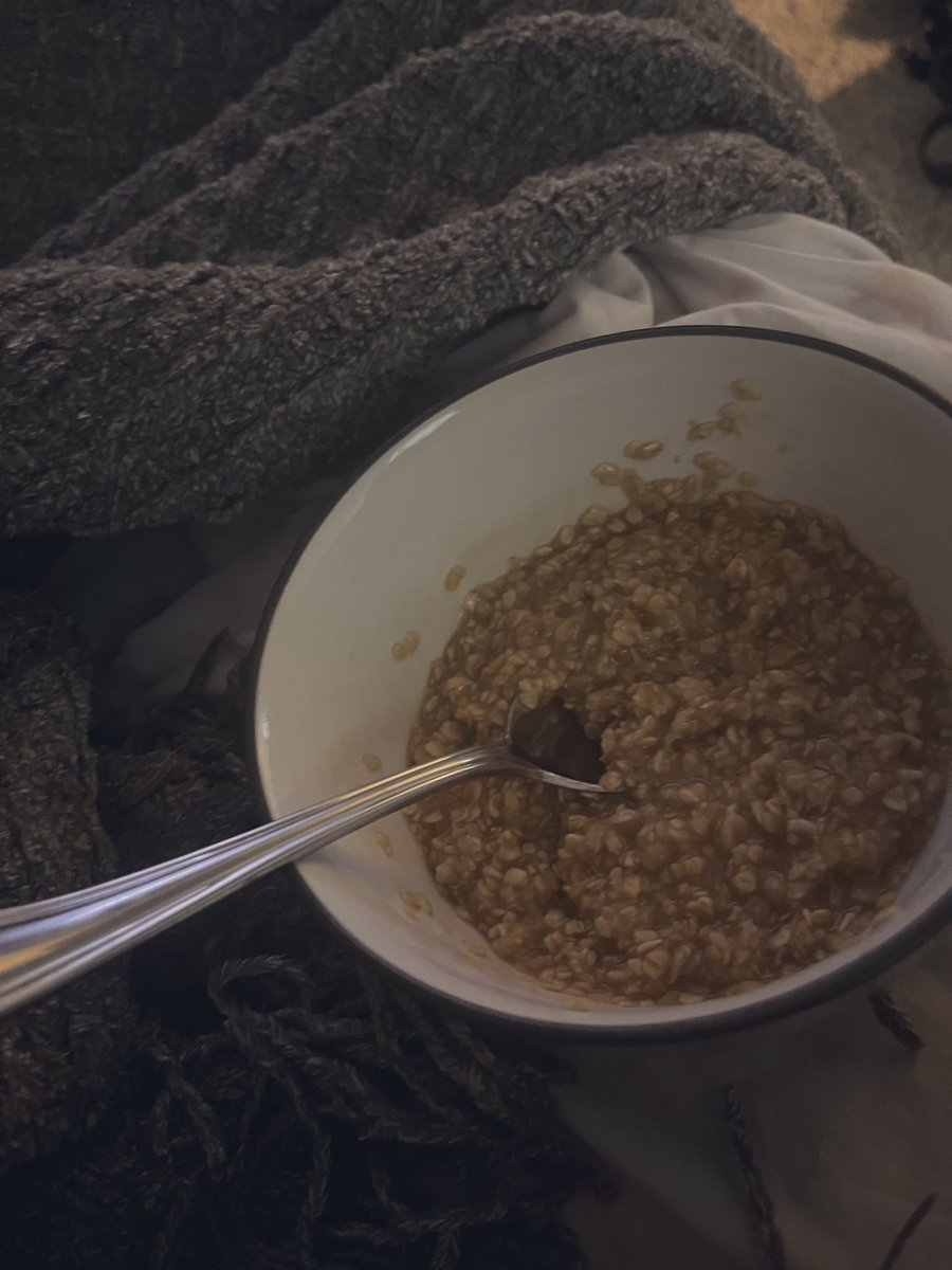 i be real quiet when i see y’all tweets saying oatmeal is nasty cs this be me😂