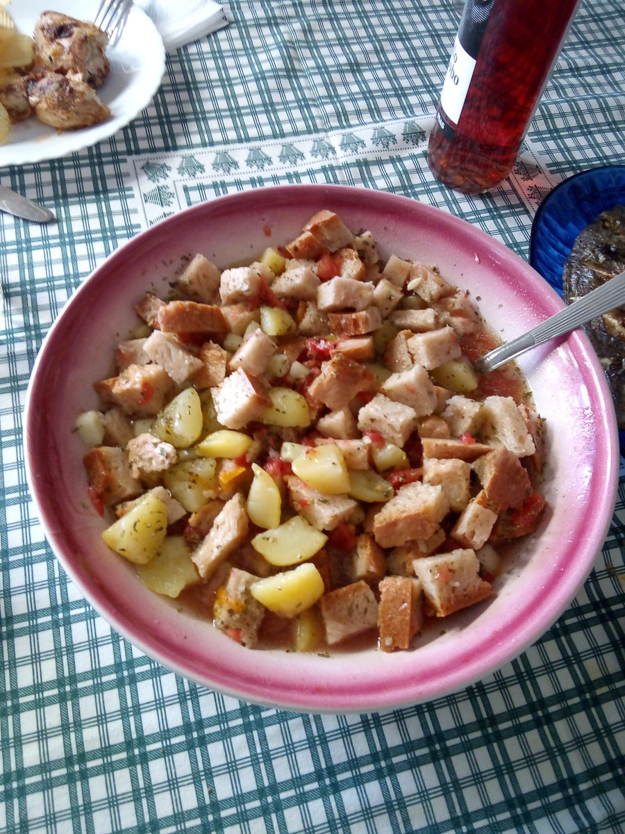 alentejo_1970's tweet photo. Hoje o almoço não podia ser mais alentejano! 😋
#Gaspacho #vinho #enchidos #queijo #Alentejo #tradição 🇵🇹 https://t.co/JrzLvuMoPA