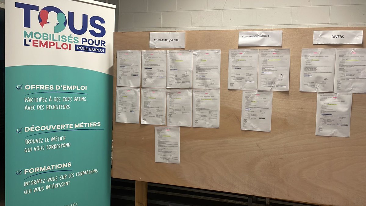 Ce matin à la salle de l'Etang, les équipes  @poleemploi_Run mobilisées pour notre rendez-vous mensuel en proximité "kwé la fé, matinée de l'emploi" merci aux partenaires 
@villesaintpaul #Tous Mobilisés
