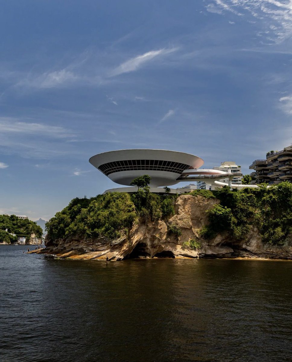 Semana começando com esse registro lindo do @ fotodepassagem 🛸💫

As galerias internas do museu funcionam de terça a domingo das 10 às 18h (com entrada até às 17h30). Já a Praça externa fica aberta diariamente, com entrada gratuita, das 9h às 18h. 

Vem visitar a gente 🌞