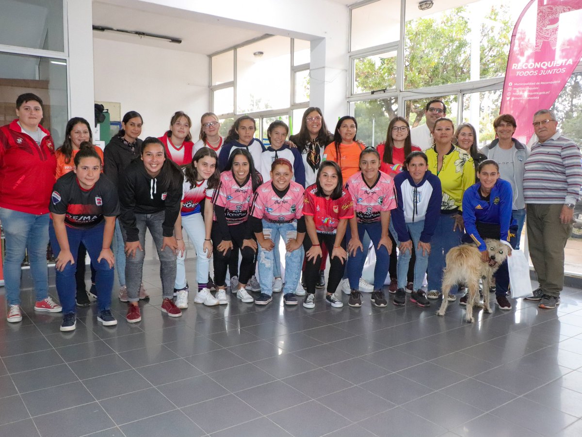 Jugadas Por La Igualdad ⭐⭐⭐

La ministra <a href="/flormarinaro/">Flor Marinaro</a> entregó kits deportivos a diez clubes de la Liga Reconquistense con equipos de fútbol femenino💪🏽⚽

Queremos impulsar a mujeres de todas las edades para que puedan seguir jugando al fútbol.