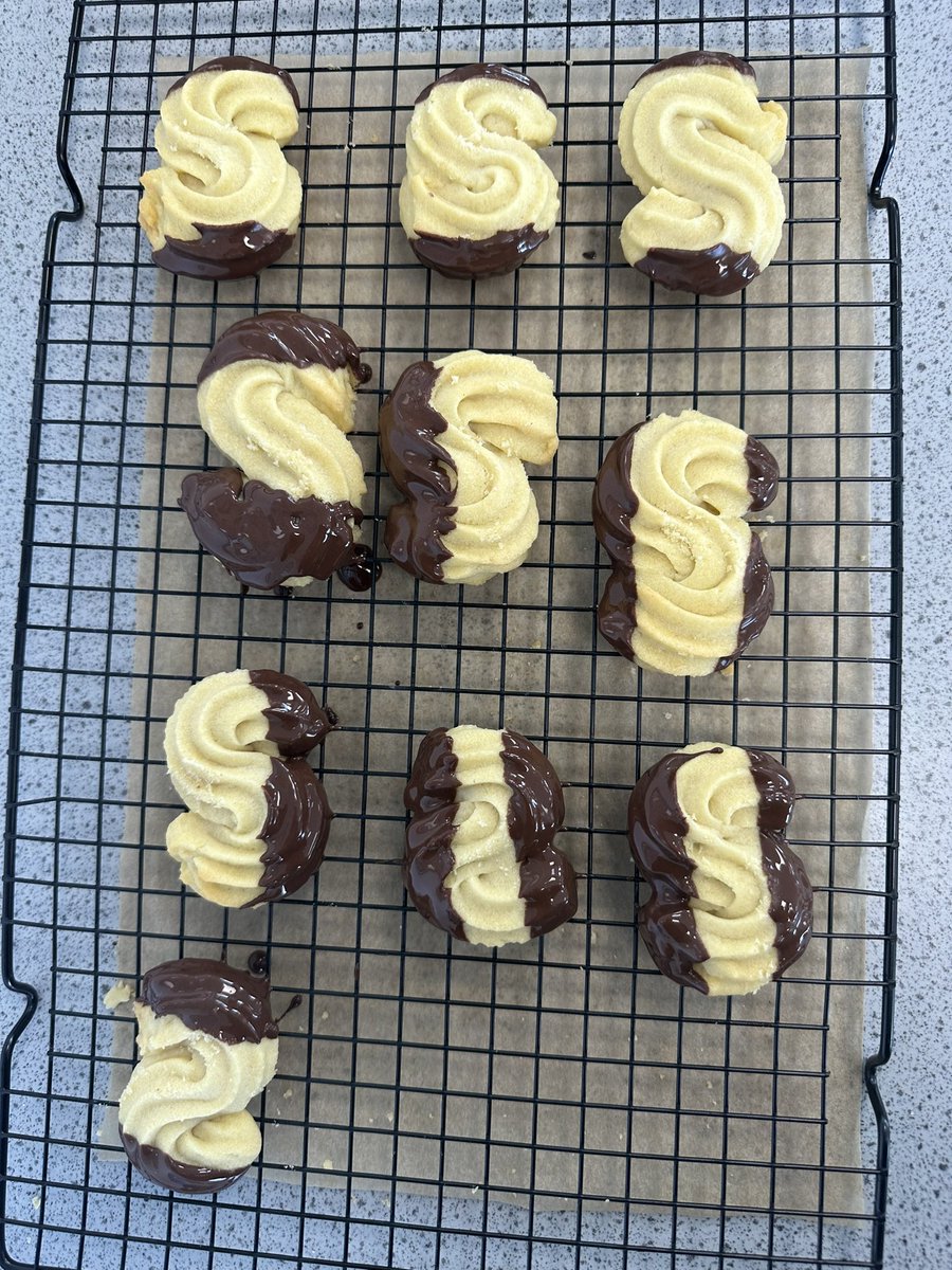MrsENeedham's tweet photo. Excellent work from Yr10 GCSE Food this afternoon, amazing Viennese whirls! Special shout out to Niko and Maya for these beauties! A visit from @ActiveYouthUK ensured he was the lucky taste tester today #rightplacerighttime #topbakers https://t.co/jpteYol38E
