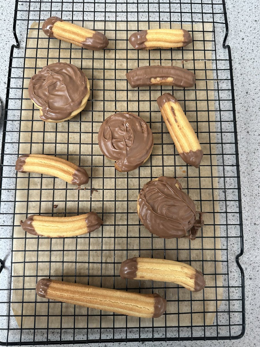 MrsENeedham's tweet photo. Excellent work from Yr10 GCSE Food this afternoon, amazing Viennese whirls! Special shout out to Niko and Maya for these beauties! A visit from @ActiveYouthUK ensured he was the lucky taste tester today #rightplacerighttime #topbakers https://t.co/jpteYol38E