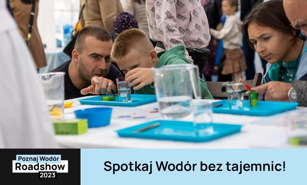 PoznajWodor's tweet photo. [1/2] Już wkrótce widzimy się w naszym wodorowym miasteczku!⭐️ Miejscu stworzonym specjalnie dla Was po to, aby w ciekawy, angażujący i wyjątkowy sposób opowiadać o wodorze i Gospodarce Wodorowej💙 

Interaktywne strefy💻szalony profesor Wodór👨‍🔬 ciekawe eksperymenty naukowe⚗️ https://t.co/GrByHGDya4