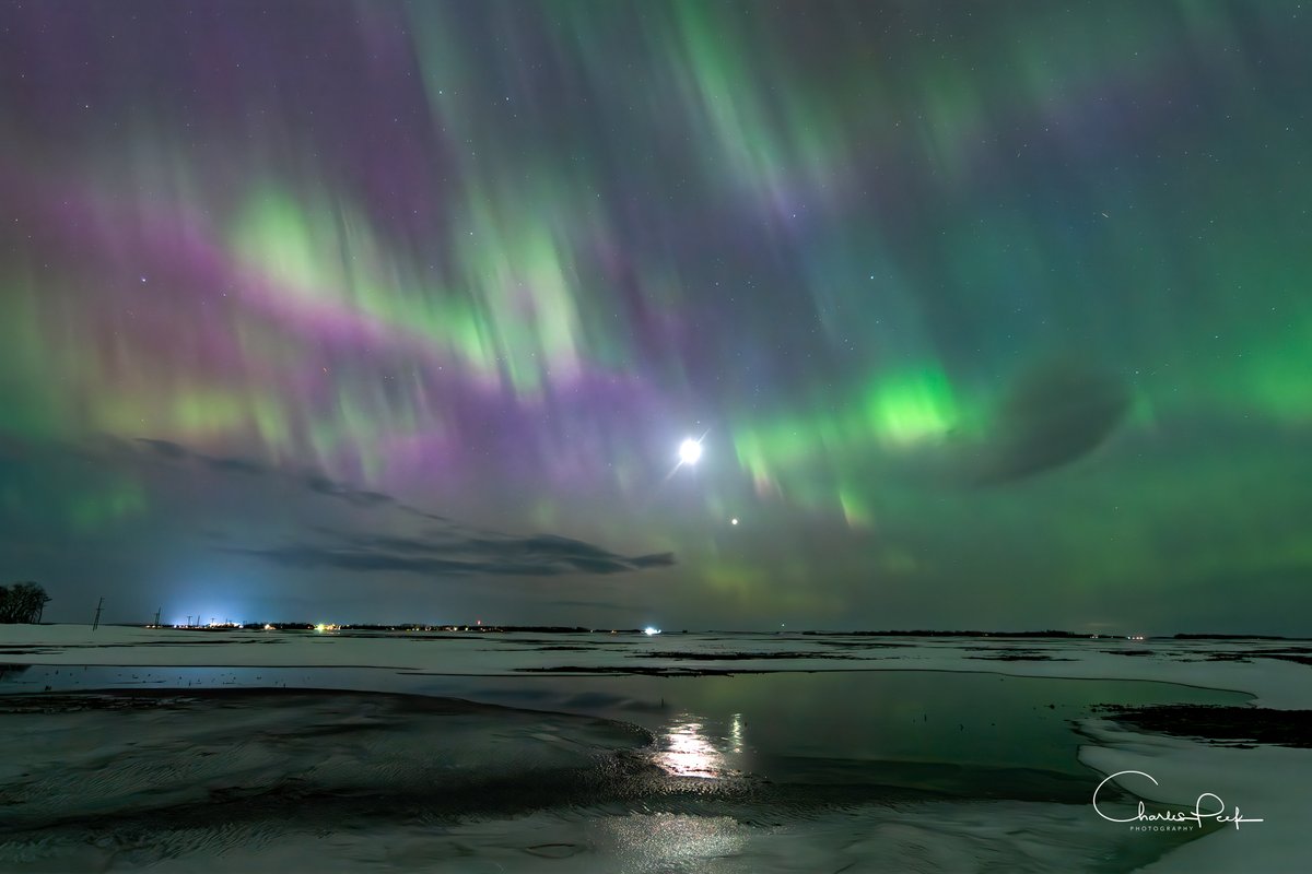 CharlesPeekWX's tweet image. Some more #aurora pics from Sunday night in ND. Did I mention I shot 1000's? I still can't get over it and have run out of adjectives to try to describe it. @weatherchannel #GetIntoTheOutThere #AuroraBorealis #NorthernLights @TamithaSkov