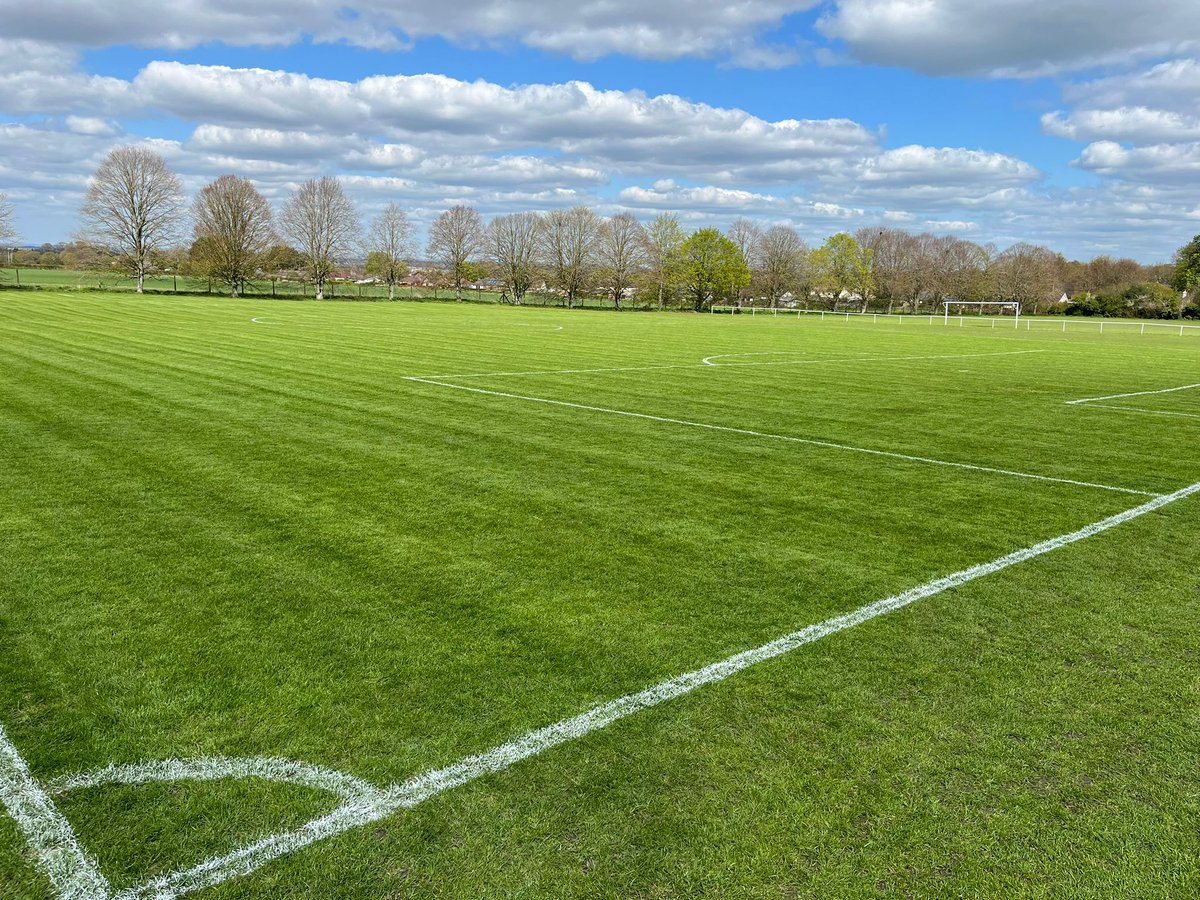 chiseldonfc's tweet photo. A lot of time, effort and dedication goes into ensuring our pitch is in as pristine a condition as possible for the games to be played on.
Amazing work by our groundsman today - freshly cut and freshly marked! 🙌
#teamchissy #chiseldonfc #football #swindon #wiltshire https://t.co/5p7F146lOV