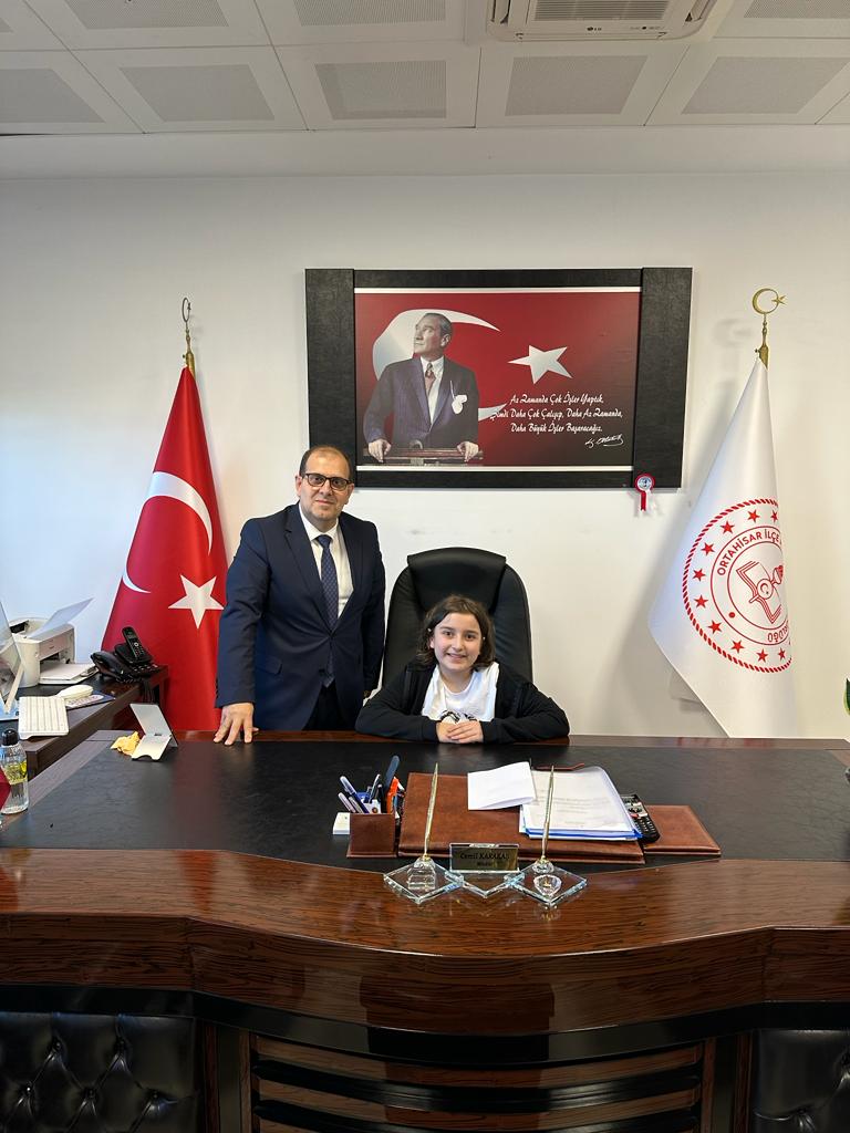 Müdürümüz Cemil Karakaş,23 Nisan Ulusal Egemenlik ve Çocuk Bayramı dolayısıyla koltuğunu Bedri Rahmi Eyüboğlu İlkokulu 4/A sınıfı öğrencisi Eslem Aydın'a devretti. 
<a href="/cemilkarakas3/">cemilkarakas</a> <a href="/EvrenGrms/">Evren Görmüş</a>
