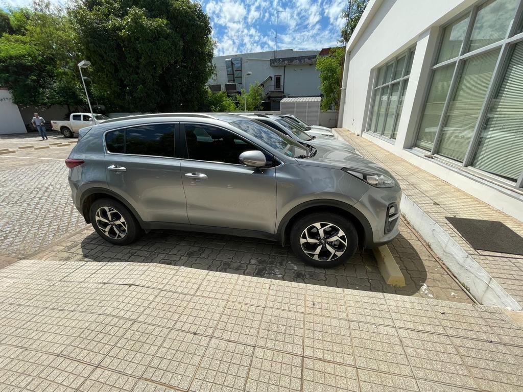 tatisosa99's tweet photo. Hola amigos de TW!! Me ayudan a encontrarle dueño a esta HERMOSA SPORTAGE 2020 con tan solo 15.000 KM única dueña en PERFECTO estado. todos los mantenimientos en Garden. Se va por tan solo GS 140.000.000 PORFA ME AYUDAN CON UN RT. Cualquier duda o consulta al privado!! https://t.co/h2Xyk7sj8t