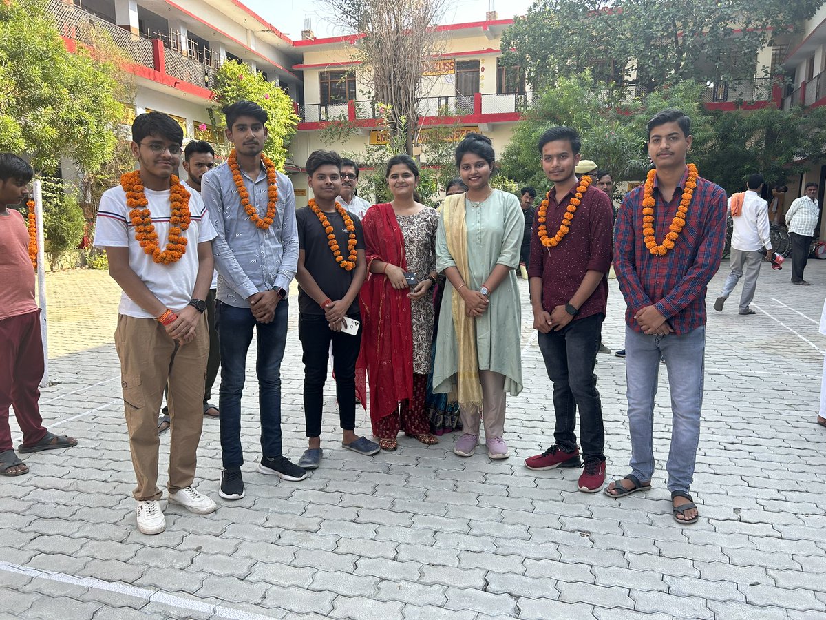 sdm_shweta's tweet photo. सरस्वती विद्या मंदिर #चरखारी के छात्र शुभ चपरा ने इंटरमीडिएट #यूपी_बोर्ड परीक्षा में प्रदेश में #प्रथम स्थान व पुष्पराज सिंह ने 7वाँ स्थान प्राप्त कर चरखारी को गौरवान्वित किया है। उज्जवल भविष्य के लिए आपको ढेरों शुभकामनाएं💐💐
#Mahoba #Charkhari @DmMahoba 
#Exam #UPBoard #student https://t.co/QcMLiqRLIx